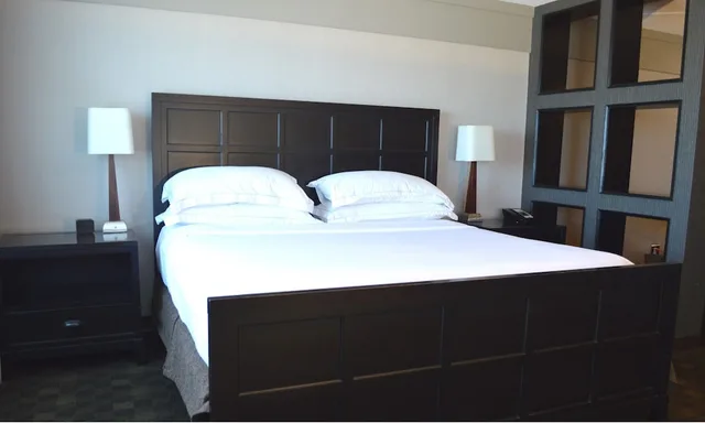 Room, King Bed, Pool Side, Direct Pool Access، Hilton Winnipeg Airport Suites 3/7