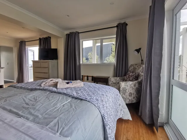 غرفة بريميير بسرير كوين بإطلالة على البحيرة مع أريكة، Geyser Lookout BnB 3/10