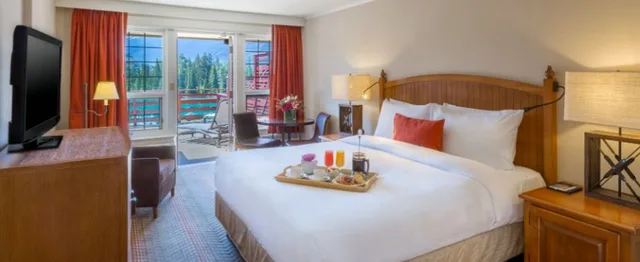 Deluxe, Lodge, King Bed, Partial Lake View, Main Building، Fairmont Jasper Park Lodge 1/5