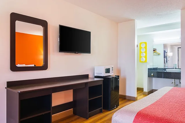 1 King Bed - Mobil Access Tub Nsmk Micfridg، Motel6 Cleveland, TN 3/4