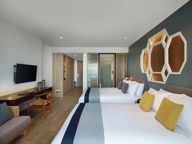 غرفة ديلوكس عائلية بسرير كينج وسرير كوين بإطلالة على الجبل بشرفة، Avista Grande Phuket Karon MGallery 7/10