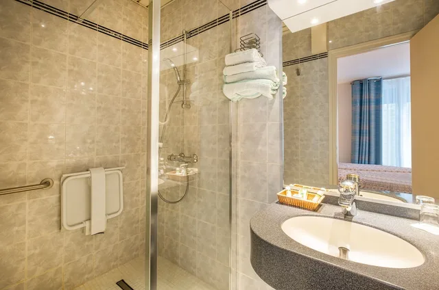 غرفة تنفيذية بسريرين منفصلين، HOTEL TERMINUS MONTPARNASSE 10/10