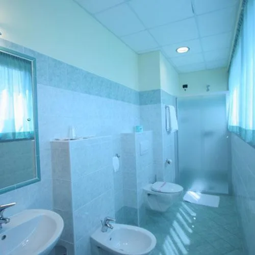 غرفة ثلاثية، Dama Hotel 4/7