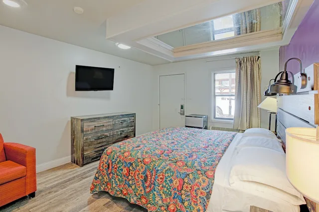 غرفة بسرير كينج بحوض جاكوزي للمدخنين، Miami Inn & Suites 3/5