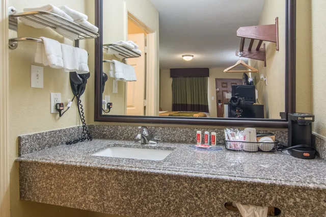 غرفة قياسية بسريرين كوين يُسمح فيها بالحيوانات الأليفة للمدخنين، Econo Lodge Jasper AL 7/8