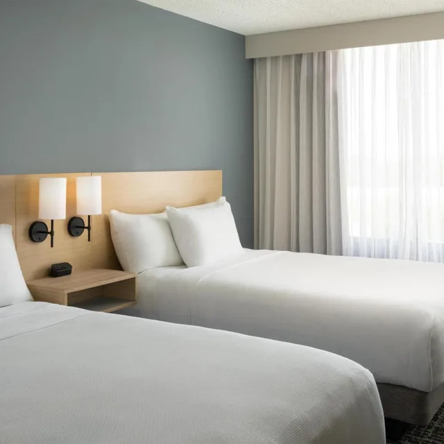 غرفة بسريرين مزدوجين مع أريكة، Hyatt Place Rogers / Bentonville 2/5