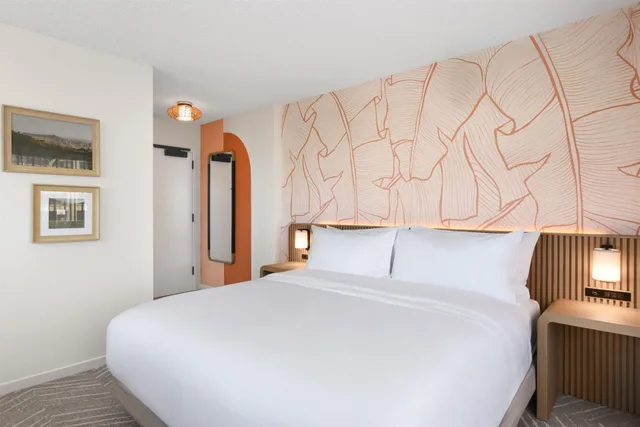 غرفة عائلية بسرير كينج وسرير كوين وسرير بطابقين، The Ambassador Hotel of Waikiki, Tapestry Collection by Hilton 8/9