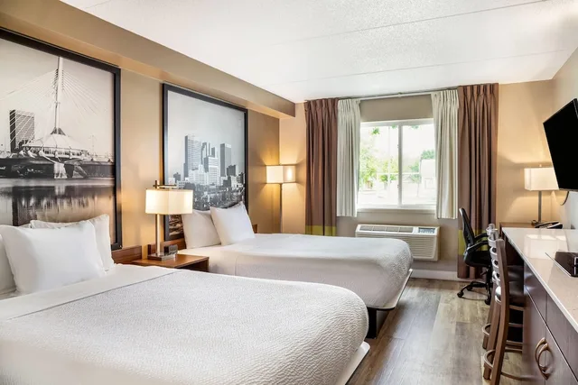 Efficiency, 2 Queen Beds، Super 8 by Wyndham Winnipeg West 1/7
