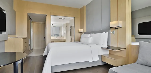 Room, King Bed, Hill View, The Westin Mumbai Powai Lake (ex Renaissance Mumbai) 4/10
