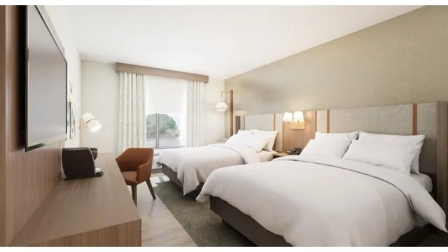 جناح بسريرين كوين بغرفة نوم واحدة مع أريكة، Holiday Inn Morgantown Reading Area 1/6