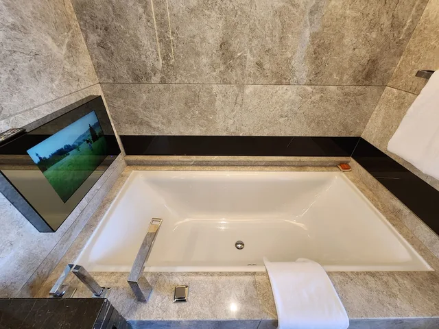 Skyline, Suite, King Bed, Alcove، The Royal Garden Kowloon East 2/2