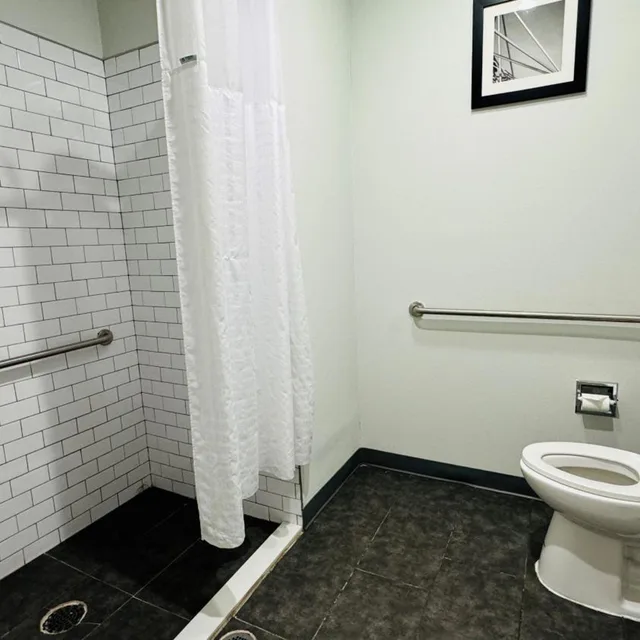 غرفة بسرير كينج لذوي الإعاقة، Baymont by Wyndham Chicago/Calumet City 8/9