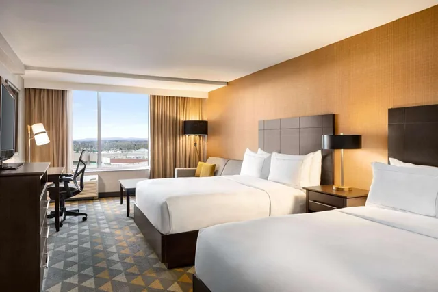 غرفة بسرير كينج وسريرين كوين، DoubleTree by Hilton Pointe Claire Montreal Airport West 1/8