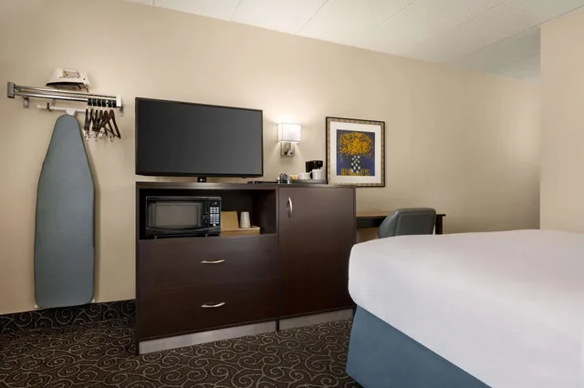 غرفة قياسية بسرير كوين، Days Inn by Wyndham Fort Collins 2/6