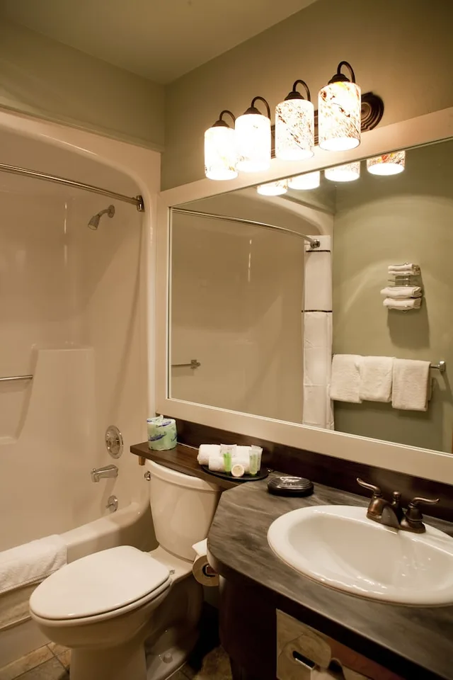 Signature, Queen Bed, Dude Rancher Lodge 5/5