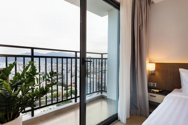 غرفة بريميير بسرير كينج بإطلالة على المدينة بشرفة، DQua Hotel and Apartment 3/4