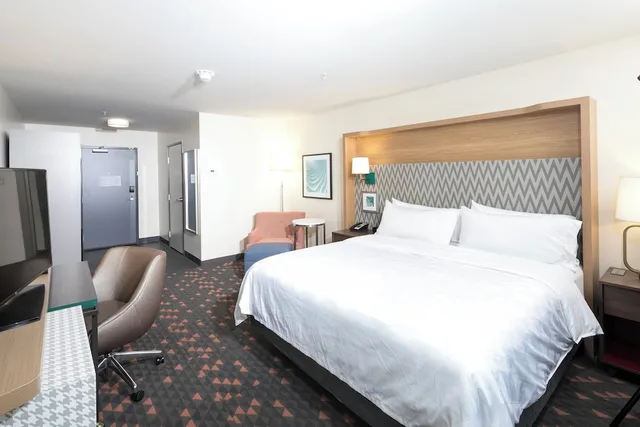 غرفة قياسية بسرير كينج لذوي الإعاقة، Holiday Inn Kalamazoo West 1/7