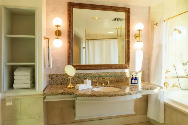 جناح بسرير كينج، Carlton Hotel 4/8