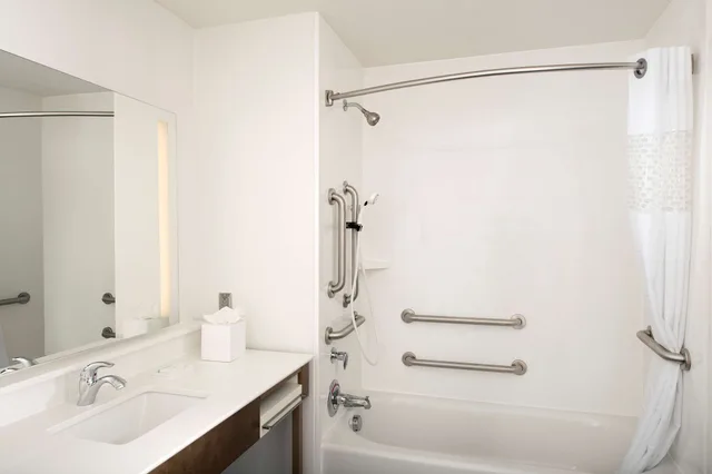 استوديو بسريرين كوين مع أريكة بحوض استحمام لذوي الإعاقة، Hampton Inn Wilmington Downtown 2/2