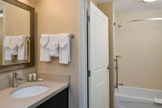 جناح بسرير كينج وسريرين كوين بغرفتي نوم بمطبخ، Staybridge Suites Merrillville 4/6