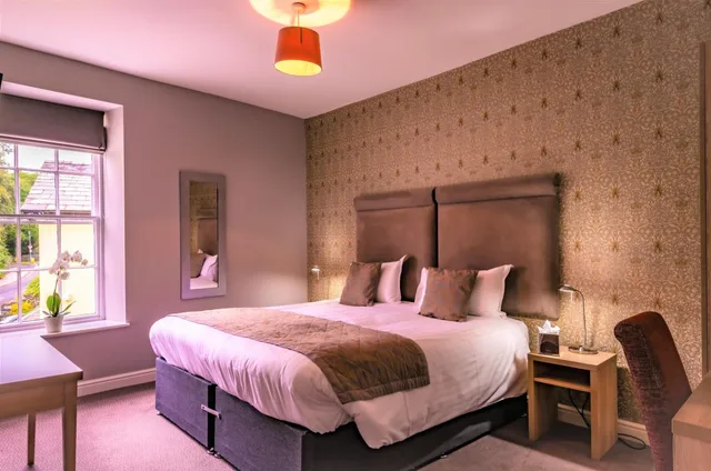 Classic, Queen Bed, Lamplighter Dining Rooms 2/2