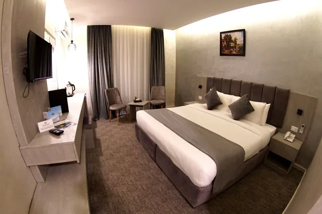 غرفة ديلوكس بسرير كينج بإطلالة على المدينة، Kaya Hotel Amman 1/4