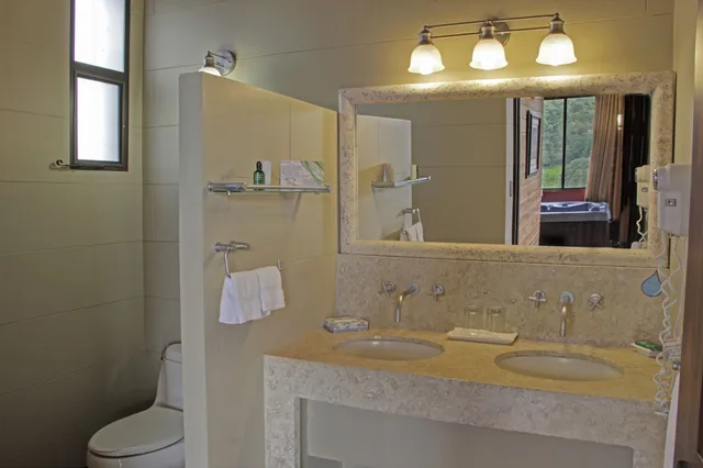 جناح عائلي بسريرين كوين، ARENAL KIORO SUITES AND SPA 6/7