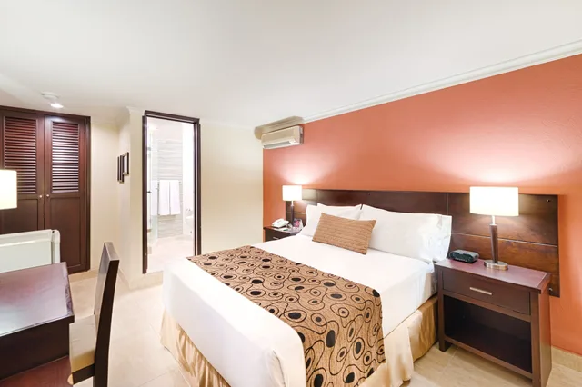 غرفة قياسية ثلاثية بثلاثة أسرّة، Hotel Arizona Suites 3/8