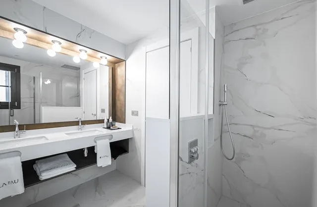 غرفة تنفيذية بسرير كوين بشرفة مع أريكة، Hotel Boutique La Pau 6/7