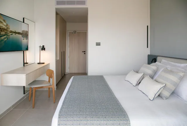 Room, King Bed, Inland View، Atlantica Aqua Blue Hotel 2/4