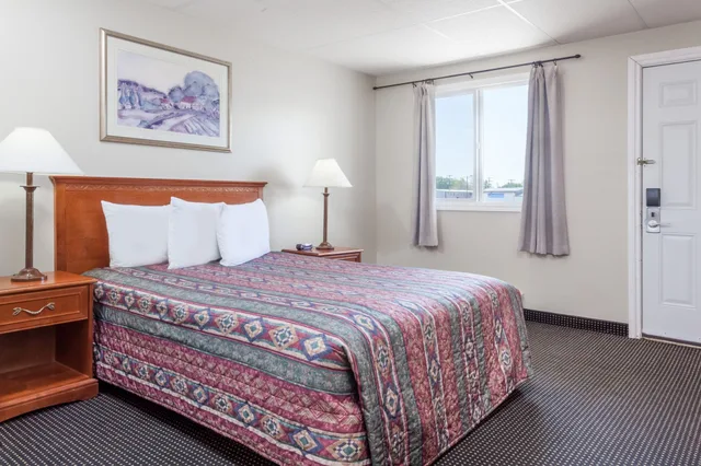 Standard, Queen Bed, Tel Star Motel 1/2