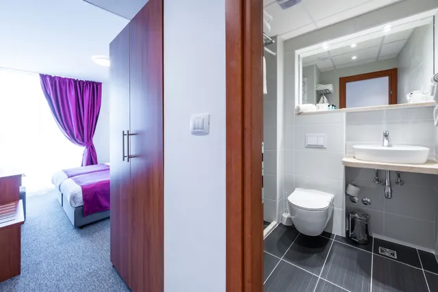 غرفة بسرير مزدوج أو سريرين منفصلين في الملحق، Hotel Komodor 5/5