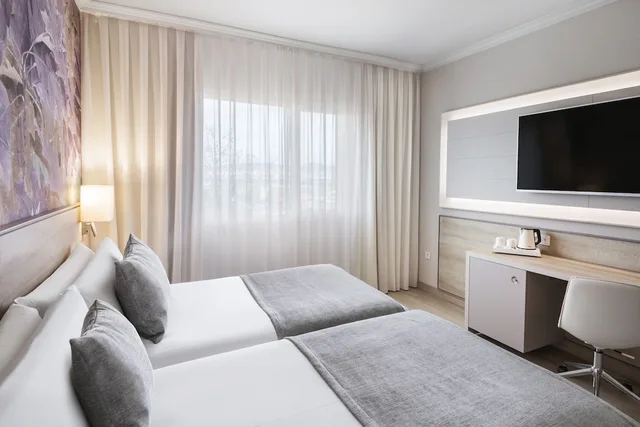 غرفة بسرير كينج مع أريكة، Salles Hotel Ciutat Del Prat 3/7