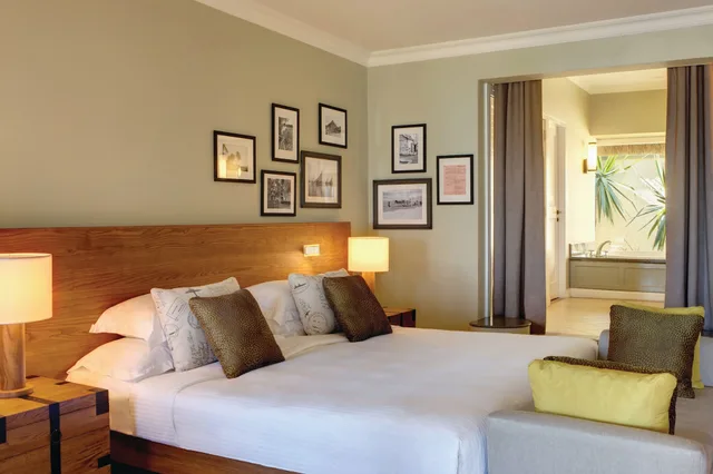 غرفة بسريرين منفصلين بإطلالة على البحر، Outrigger Mauritius Beach Resort 2/10