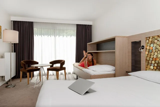 غرفة ديلوكس بسرير كينج، Hotel du Parc 3/5