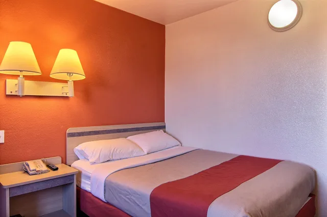 غرفة قياسية بسرير كوين، Motel6 Bismarck, ND 4/7