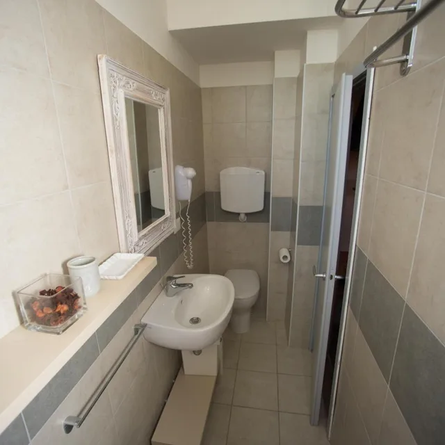 غرفة عائلية، Ermeti Hotel 3/3