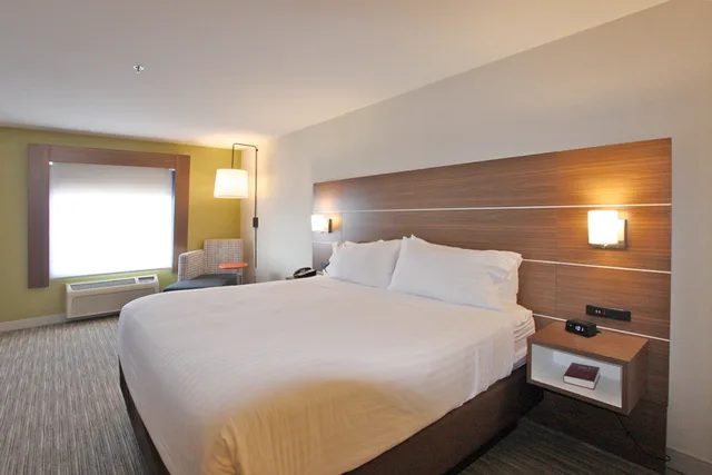 غرفة بسرير كينج، Holiday Inn Express Branford-New Haven 3/6