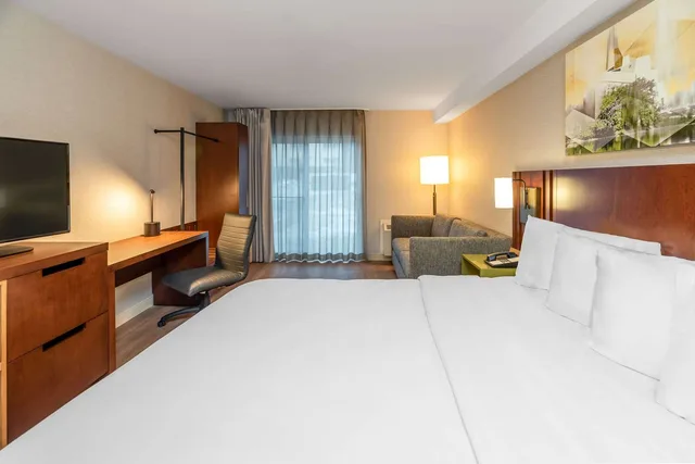 Room, King Bed, Accessible, Comfort Inn South Shore 4/6