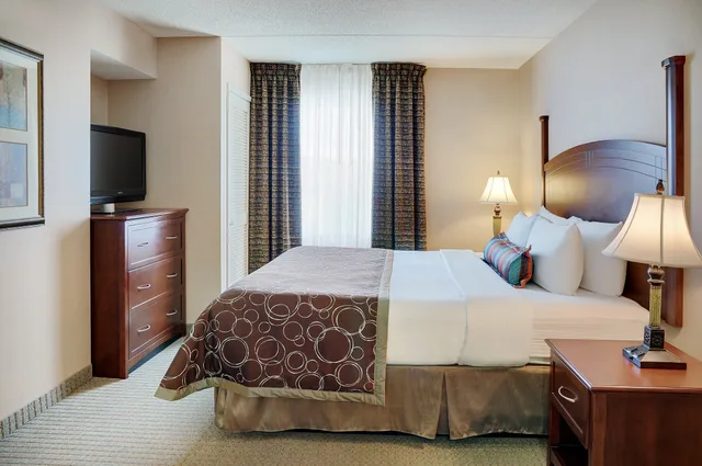 جناح بسرير كينج بغرفة نوم واحدة للمدخنين، Staybridge Suites Oakville Burlington 2/3