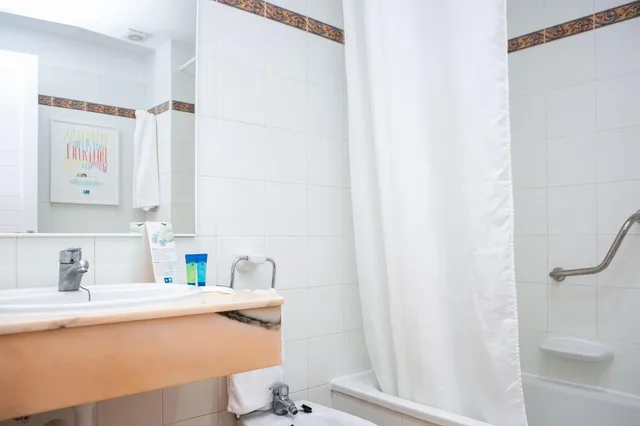 غرفة بسريرين منفصلين بإطلالة على البحر، RV Hotels Sea Club Menorca 5/5