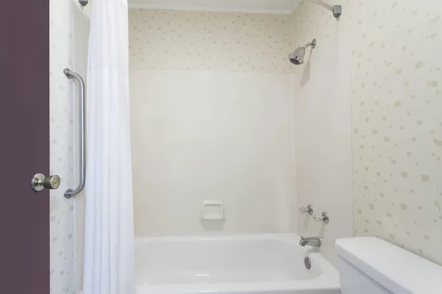 غرفة قياسية بسرير كينج، Travelodge by Wyndham Seymour 7/7