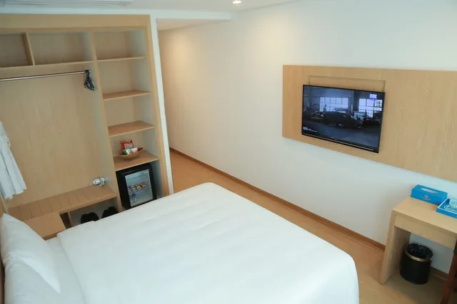 غرفة سوبيريور ثلاثية بسرير كوين وسرير فردي بإطلالة على المدينة، Gold Boutique Hotel Danang 2/4