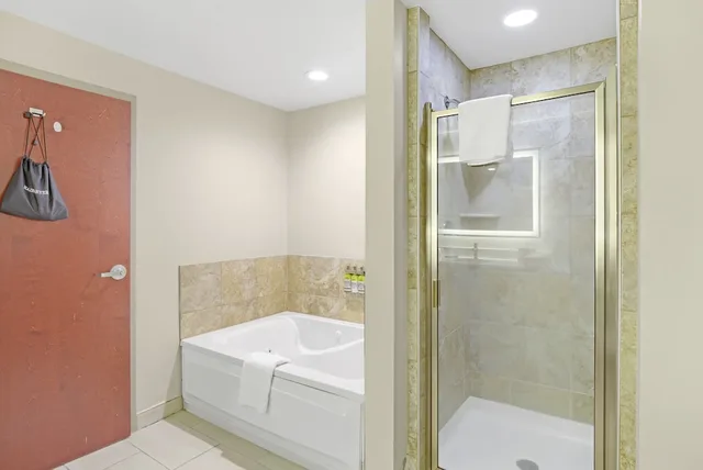 جناح بسرير كينج مع أريكة لذوي الإعاقة، Holiday Inn Express Gulfport Beach 6/7