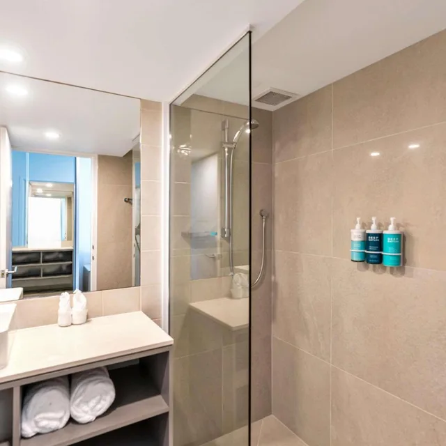 غرفة ديلوكس بسرير كينج وسريرين كوين بإطلالة على المسبح، Novotel Cairns Oasis Resort 5/6