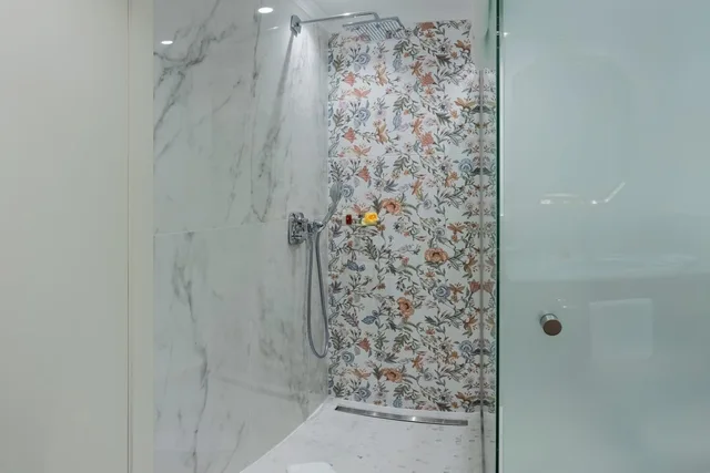 غرفة ديلوكس بسرير مزدوج بإطلالة على البحر بشرفة، Hotel Kvarner Palace 5/6