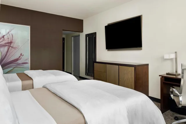 غرفة ديلوكس بسريرين كوين بإطلالة على المدينة، The Westin Panama 3/6