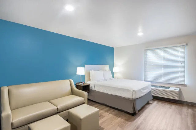 غرفة بسرير كوين مع أريكة لذوي الإعاقة، WoodSpring Suites Merrillville 2/4