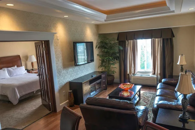جناح ديلوكس بسرير كينج بغرفة نوم واحدة، Hilton Garden Inn Bangor 1/3
