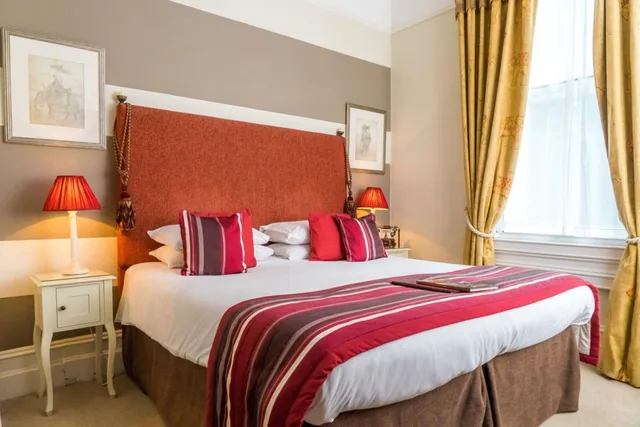 Panoramic, Classic, Queen Bed, Oldfields House 1/3